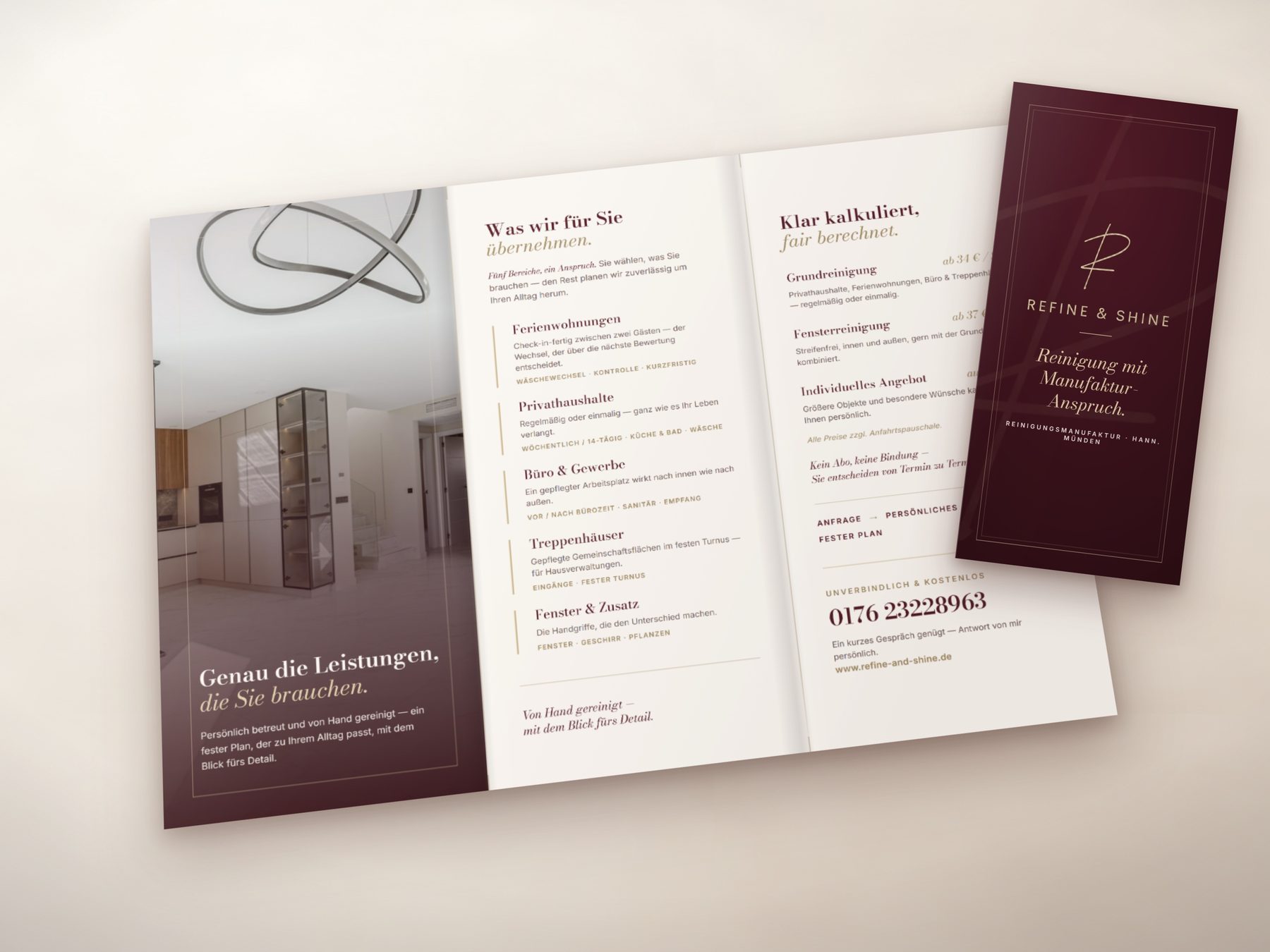 Gedruckter Flyer von Refine & Shine im Bordeaux-Design, aufgeklappt neben der Titelkarte