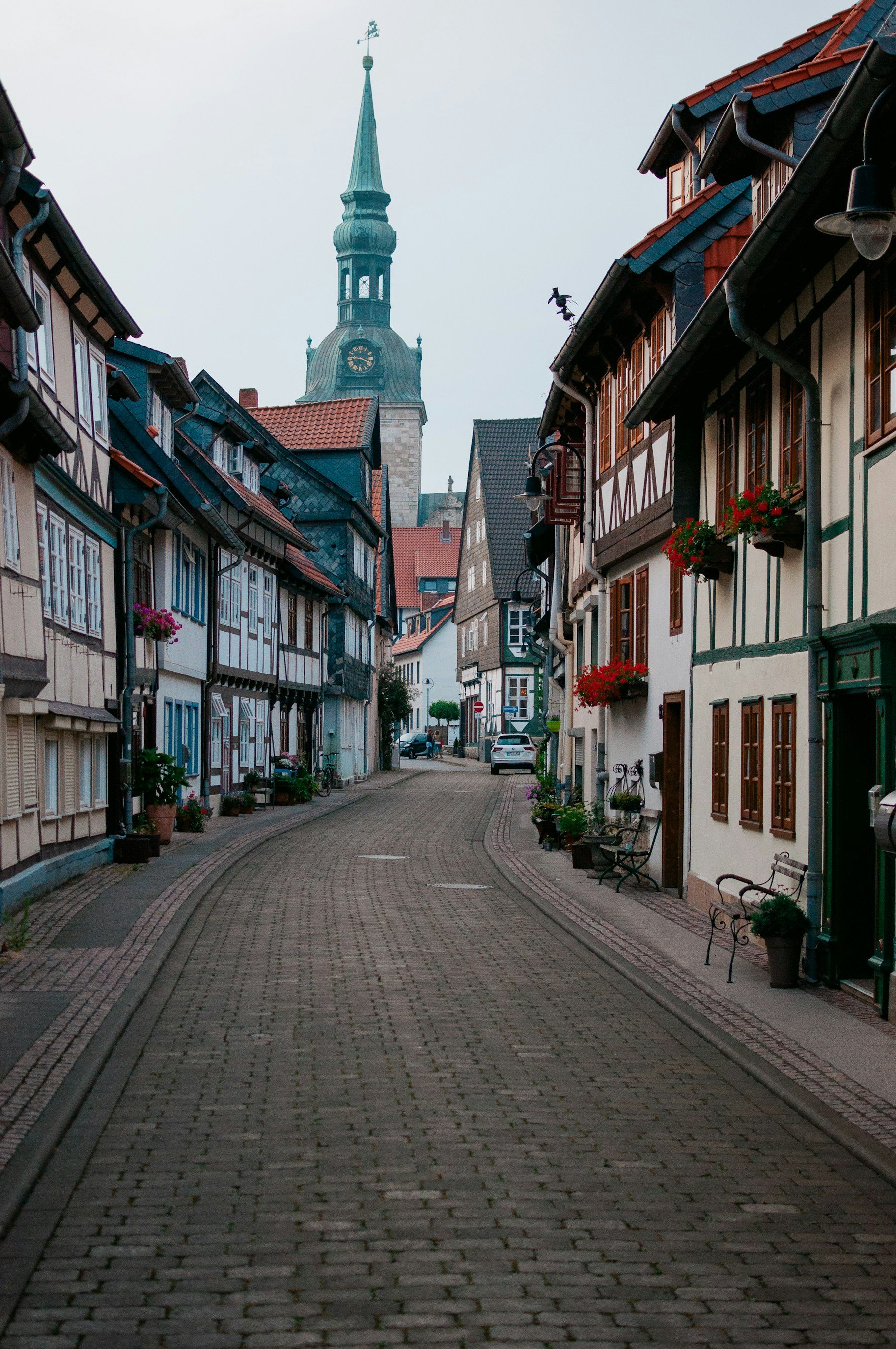 Historische Altstadtgasse mit Fachwerkhäusern und Kirchturm