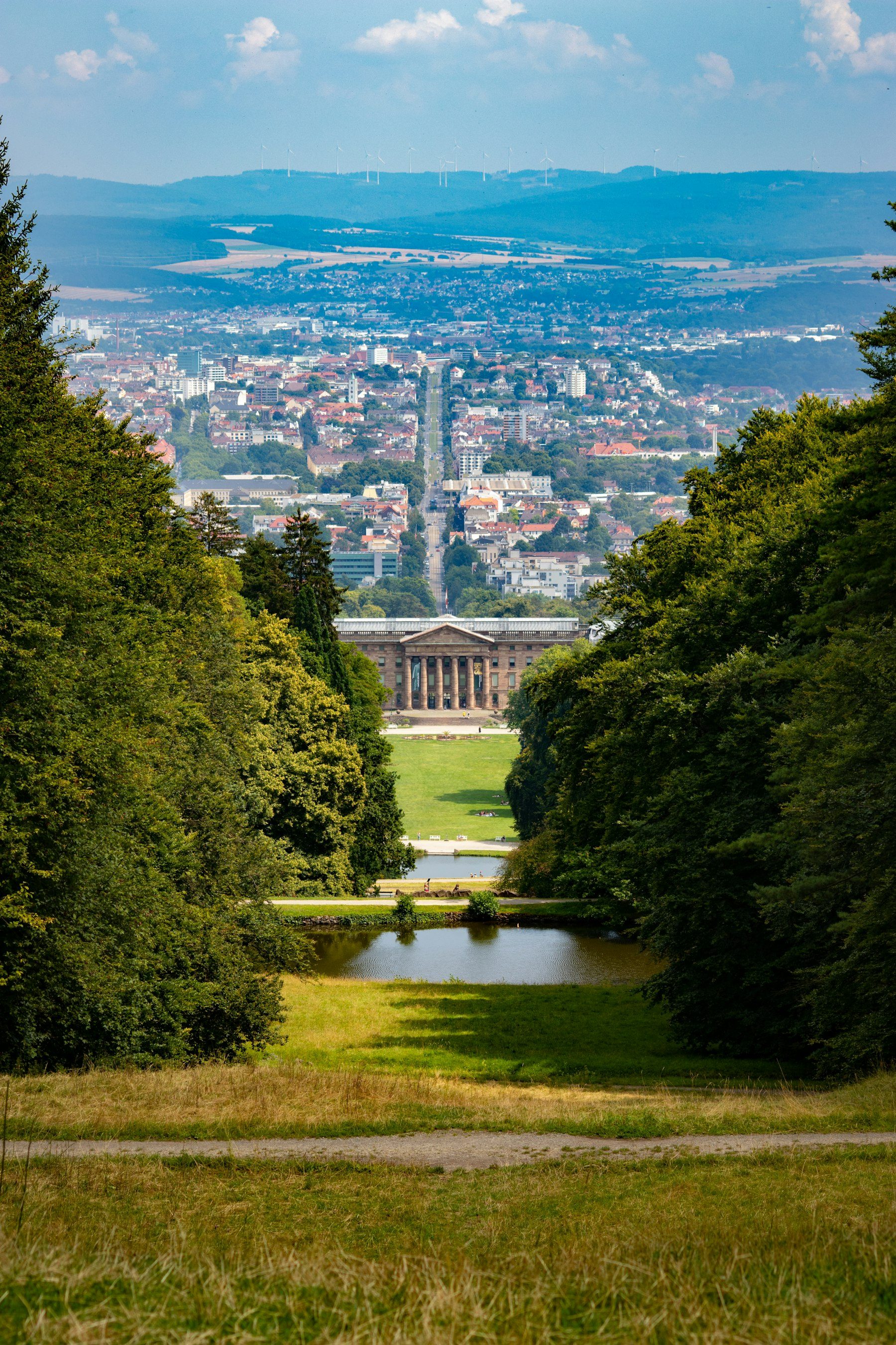 Blick vom Bergpark Wilhelmshöhe über Schloss Wilhelmshöhe und die Stadt Kassel