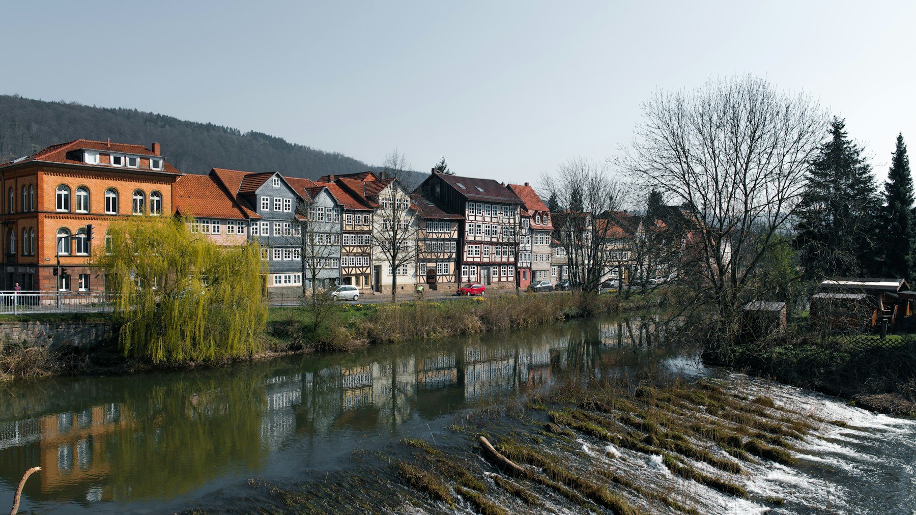 Fachwerkhäuser am Flussufer in der Altstadt von Hann. Münden