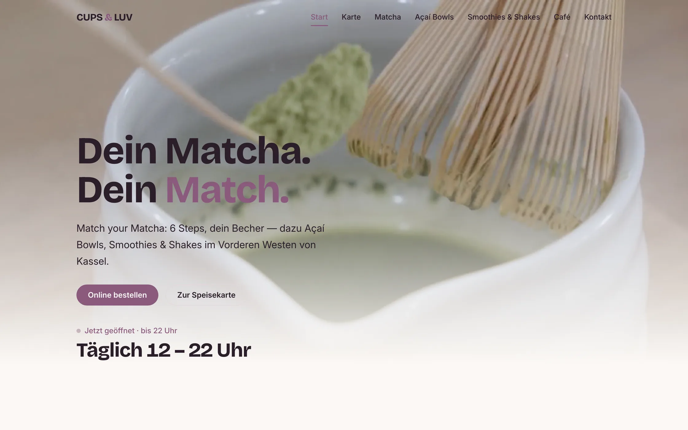 Startseite der Cups-and-Luv-Demo: Matcha-Nahaufnahme mit Bambusbesen und Hero-Zeile 'Dein Matcha. Dein Match.'