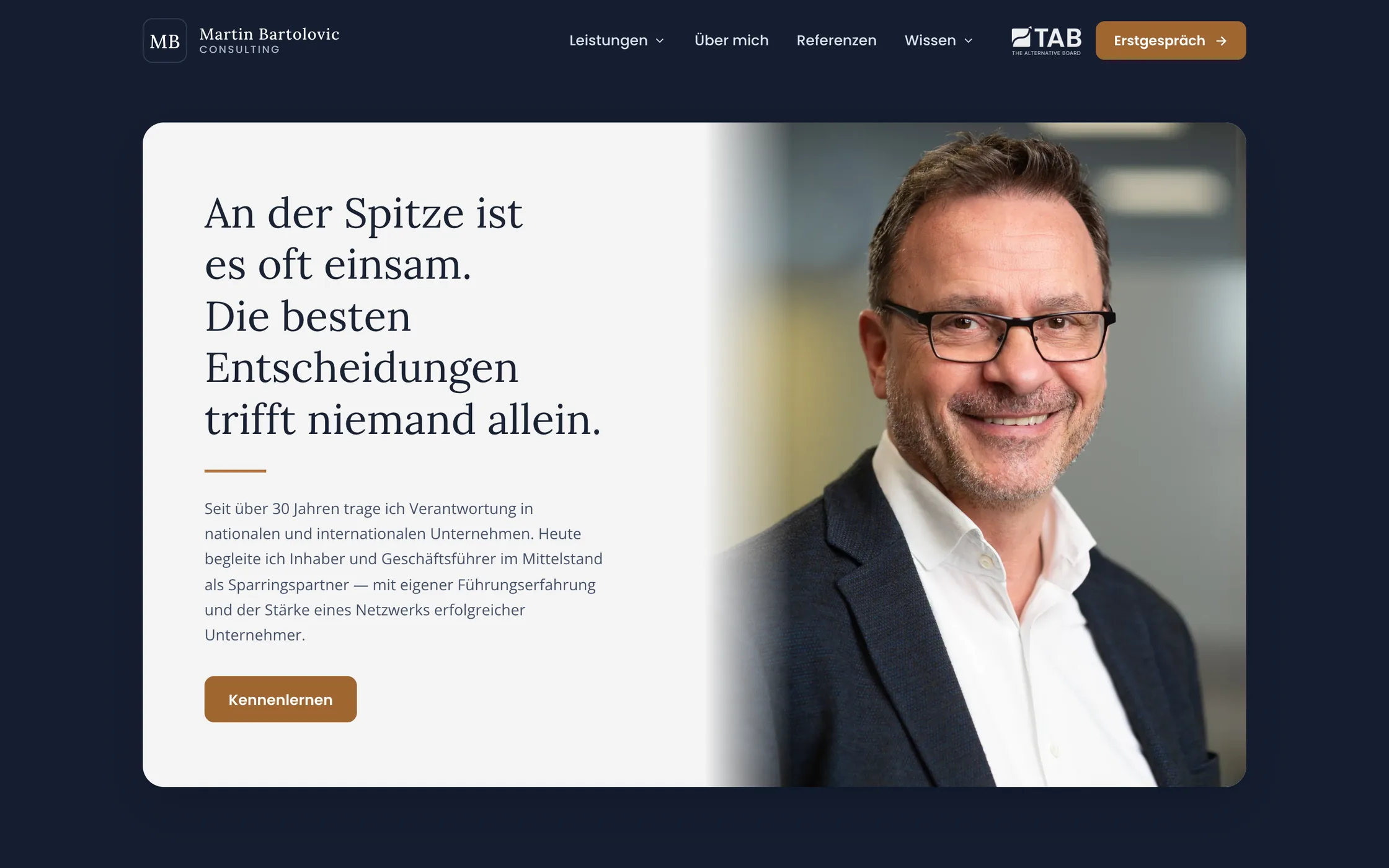 Startseite der Website von Martin Bartolovic Consulting: helles Editorial-Layout mit dunklem Porträt-Hero